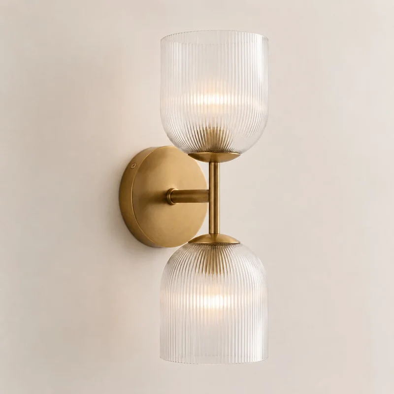 Wandlamp met geribbeld glas en koperen finish voor hal, slaapkamer en badkamer | Sansoti