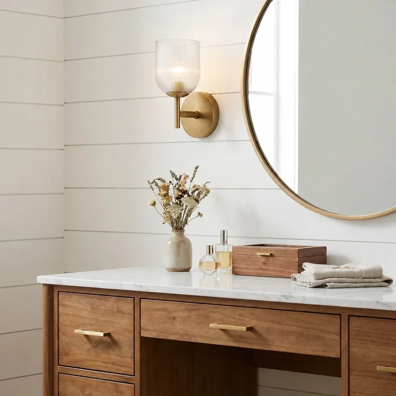 Wandlamp met geribbeld glas en koperen finish voor hal, slaapkamer en badkamer | Sansoti