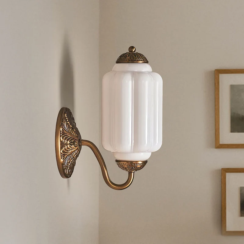 Vintage Wandlamp met Melkglas en Geolied Messing – Klassieke Retro Verlichting voor Hal, Slaapkamer, Woonkamer | Sansoti