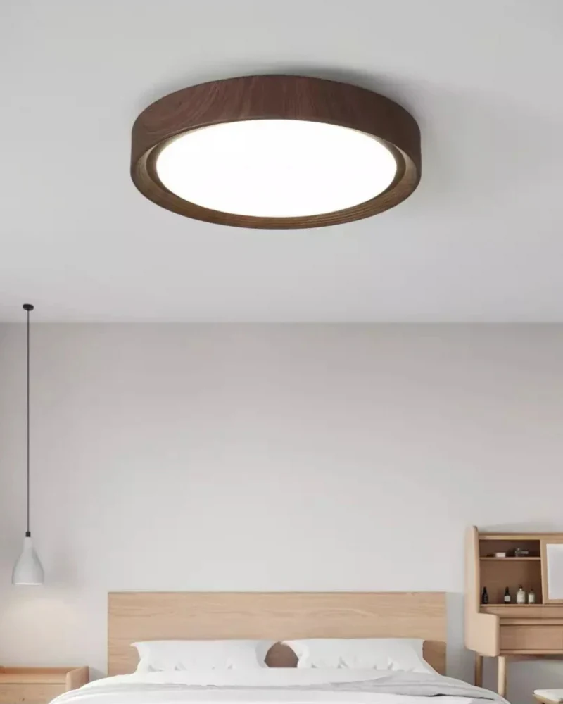 Ronde houten plafondlamp met warm diffuus licht voor serene woonruimtes | Sansoti