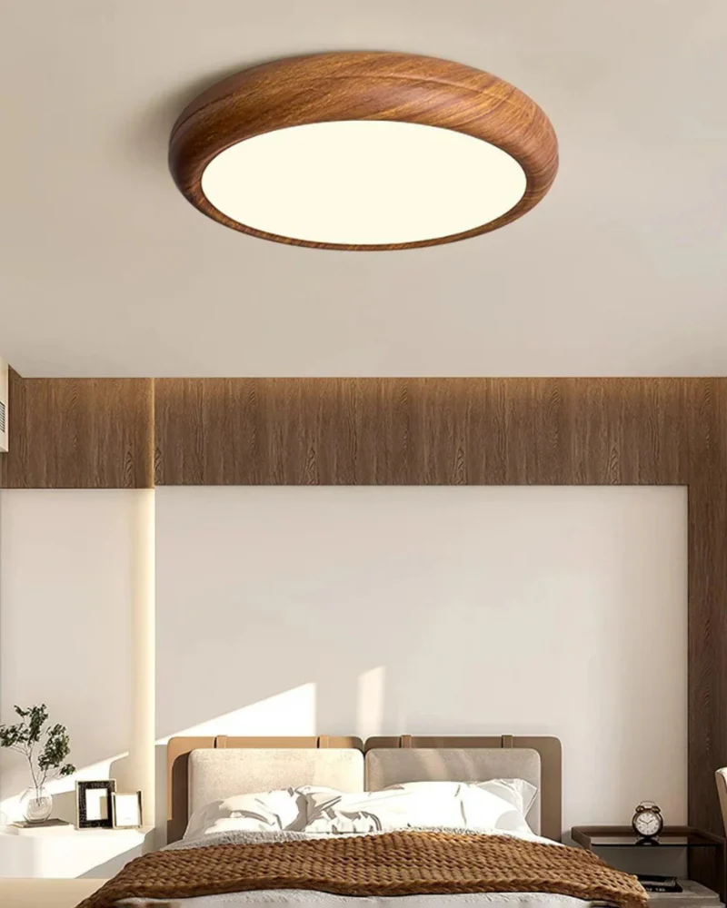 Ronde houten plafondlamp met warm diffuus licht voor serene woonruimtes | Sansoti