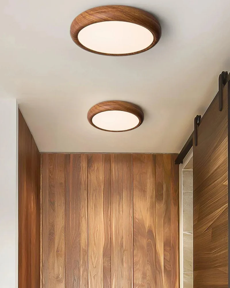 Ronde houten plafondlamp met warm diffuus licht voor serene woonruimtes | Sansoti