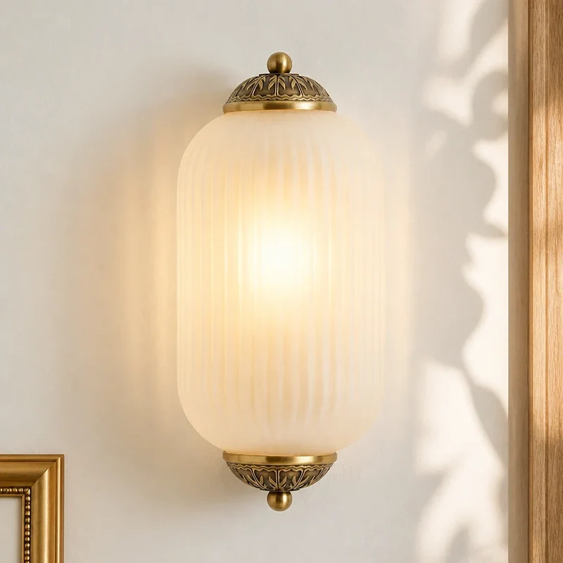 Vintage Wandlamp met Melkglazen Kap en Antieke Afwerking voor Sfeervolle Verlichting | Sansoti