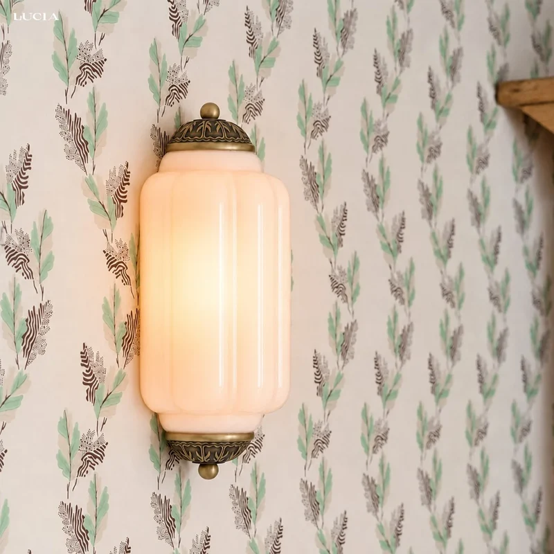 Vintage Wandlamp met Melkglazen Kap en Antieke Afwerking voor Sfeervolle Verlichting | Sansoti