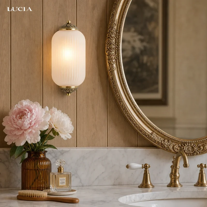 Vintage Wandlamp met Melkglazen Kap en Antieke Afwerking voor Sfeervolle Verlichting | Sansoti