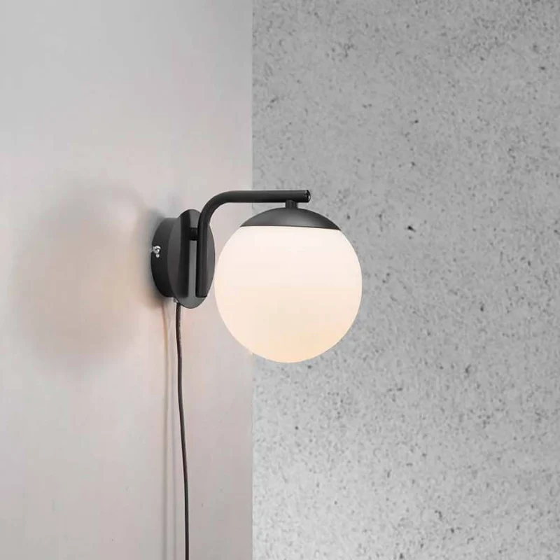 Wandlampe Grant Schwarz, Opal Weiß