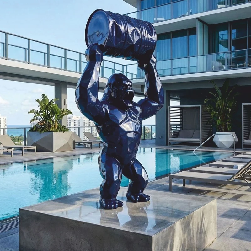 Casa Padrino XXL Garten Deko Skulptur Gorilla mit Fass Metallic Blau H. 250 cm