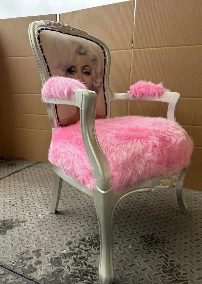 Casa Padrino Luxus Barock Salon Stuhl mit Armlehnen in Rosa und Silber - Massives Buchenholz, 63 x 67 x 95,5 cm