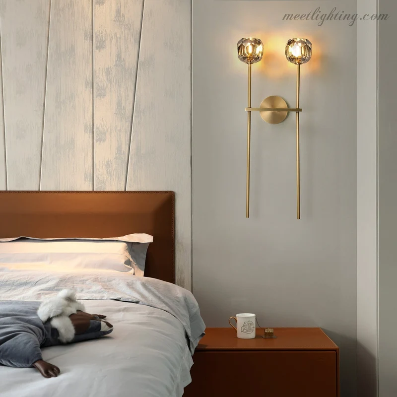 Dubbele Wandlamp met Kristalglazen Bollen Messing 71cm Hoog Handgeslepen Luxe Verlichting Modern Woonkamer | Sansoti