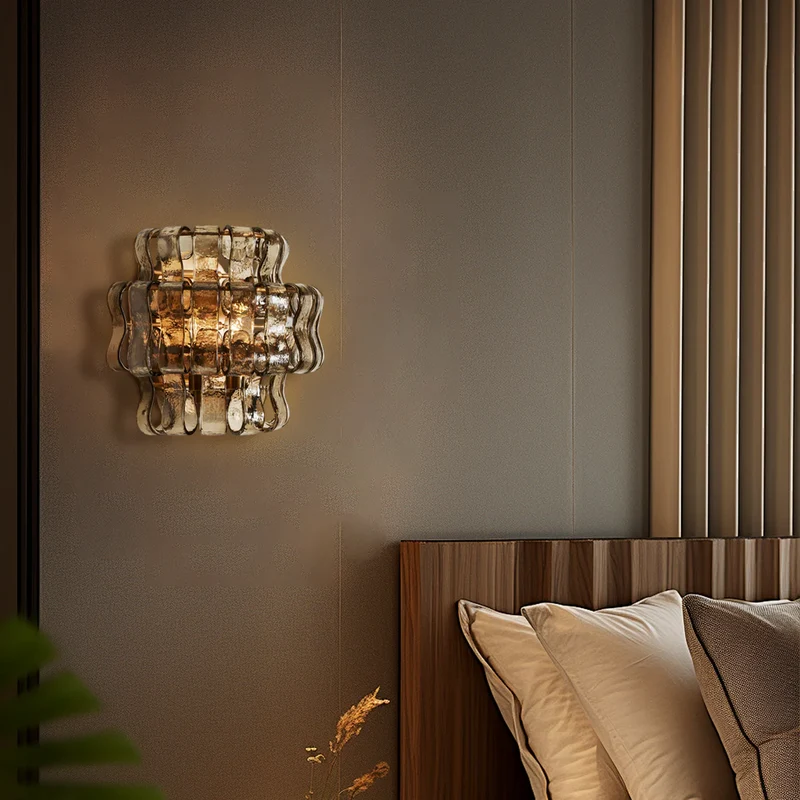 Wandlamp met Gebogen Getextureerd Glas en Messing Afwerking voor Sfeervol Licht in Woonkamer en Slaapkamer | Sansoti