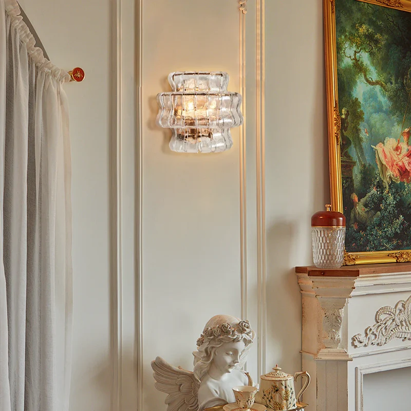 Wandlamp met Gebogen Getextureerd Glas en Messing Afwerking voor Sfeervol Licht in Woonkamer en Slaapkamer | Sansoti