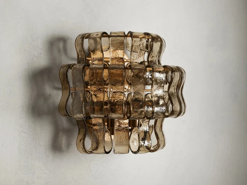 Wandlamp met Gebogen Getextureerd Glas en Messing Afwerking voor Sfeervol Licht in Woonkamer en Slaapkamer | Sansoti