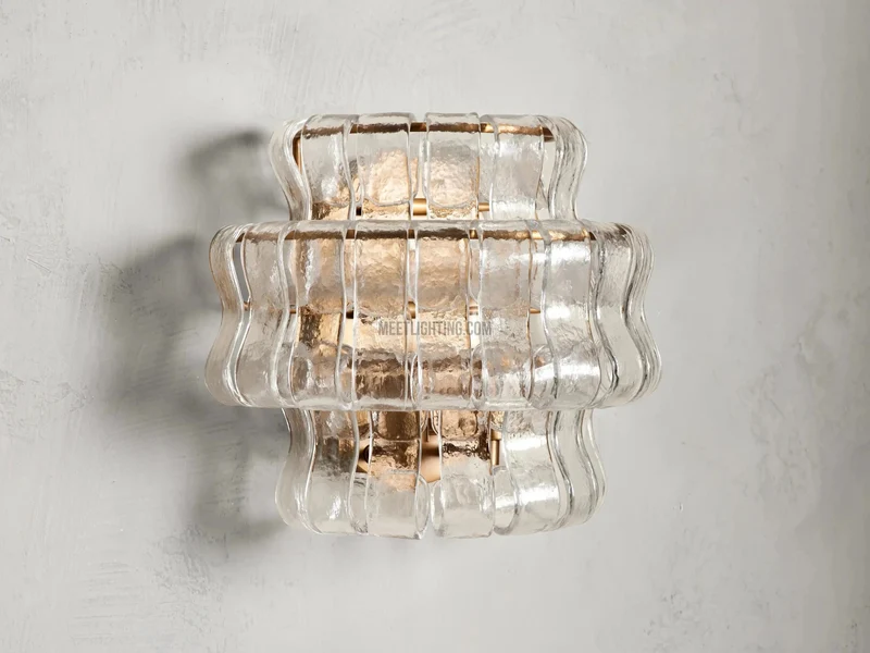 Wandlamp met Gebogen Getextureerd Glas en Messing Afwerking voor Sfeervol Licht in Woonkamer en Slaapkamer | Sansoti