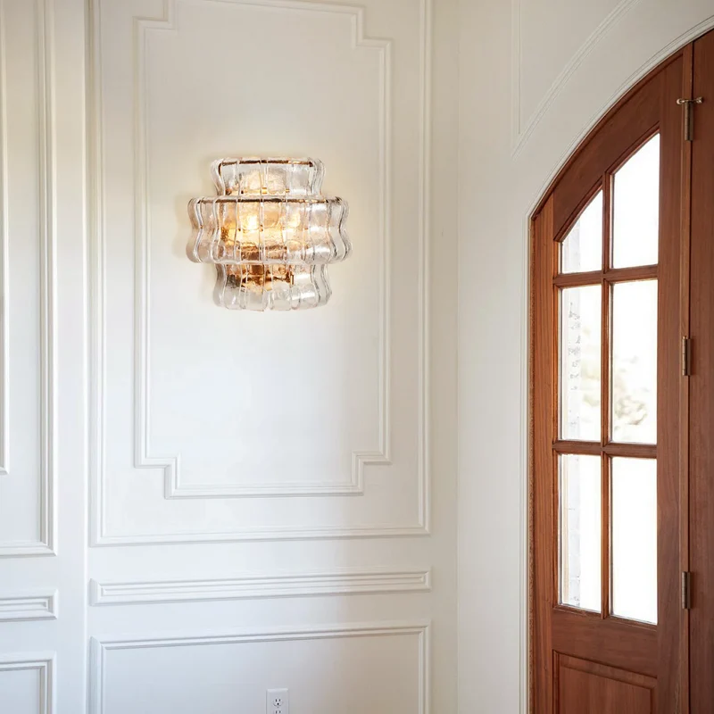 Wandlamp met Gebogen Getextureerd Glas en Messing Afwerking voor Sfeervol Licht in Woonkamer en Slaapkamer | Sansoti