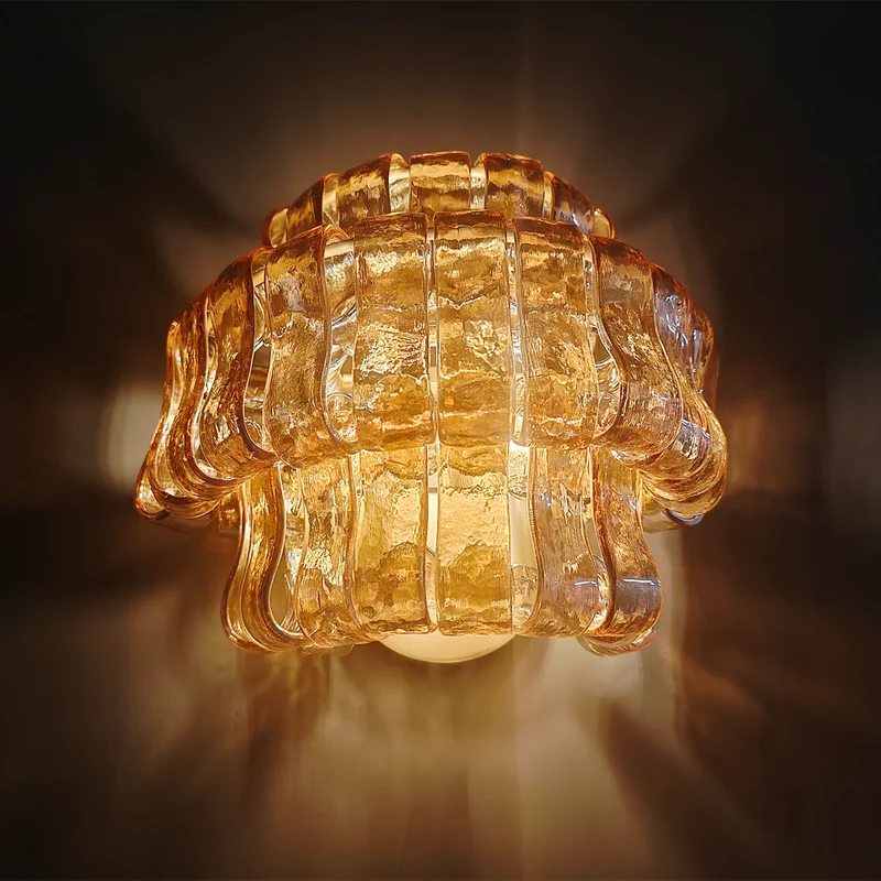 Wandlamp met Gebogen Getextureerd Glas en Messing Afwerking voor Sfeervol Licht in Woonkamer en Slaapkamer | Sansoti