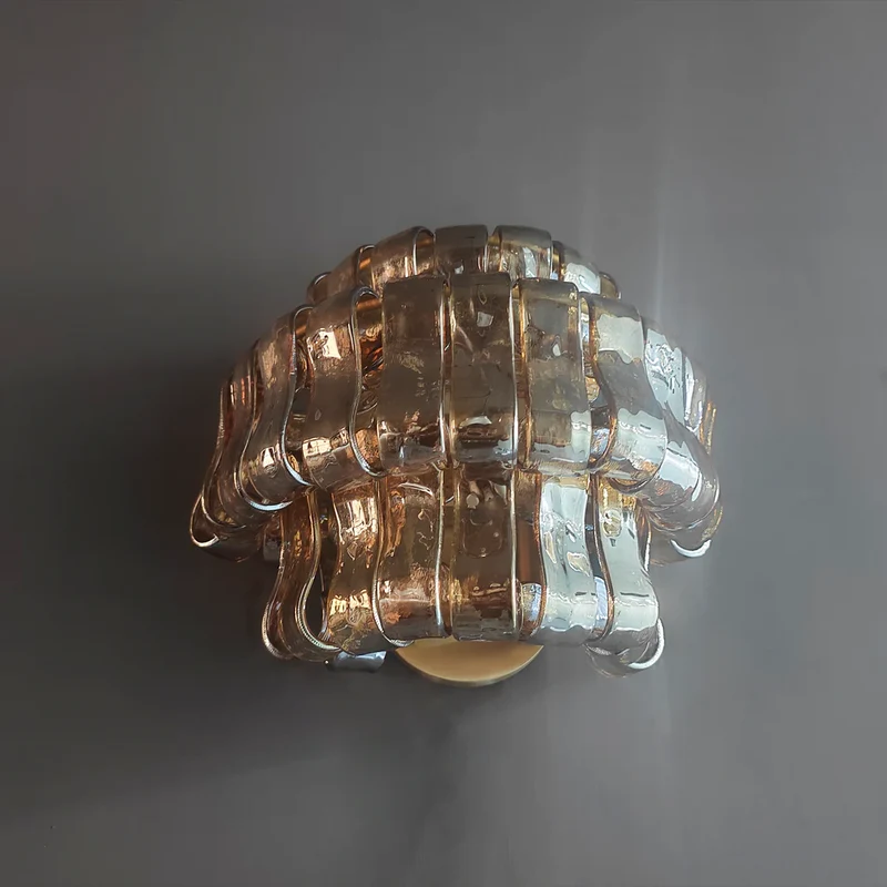 Wandlamp met Gebogen Getextureerd Glas en Messing Afwerking voor Sfeervol Licht in Woonkamer en Slaapkamer | Sansoti