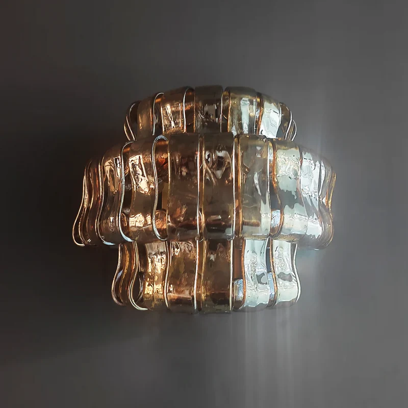 Wandlamp met Gebogen Getextureerd Glas en Messing Afwerking voor Sfeervol Licht in Woonkamer en Slaapkamer | Sansoti