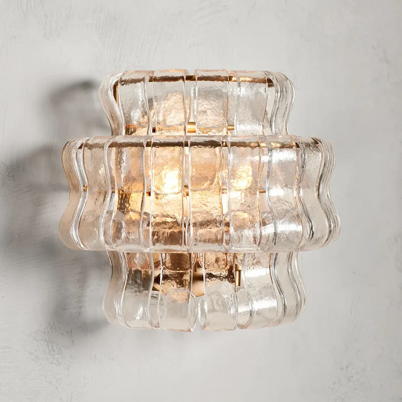 Wandlamp met Gebogen Getextureerd Glas en Messing Afwerking voor Sfeervol Licht in Woonkamer en Slaapkamer | Sansoti