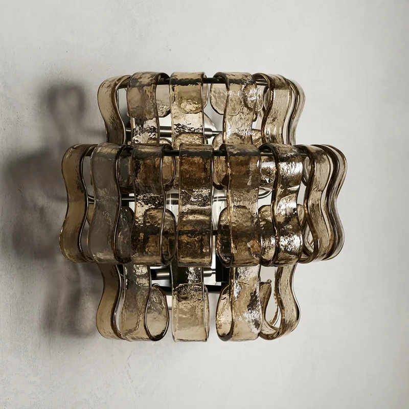 Wandlamp met Gebogen Getextureerd Glas en Messing Afwerking voor Sfeervol Licht in Woonkamer en Slaapkamer | Sansoti