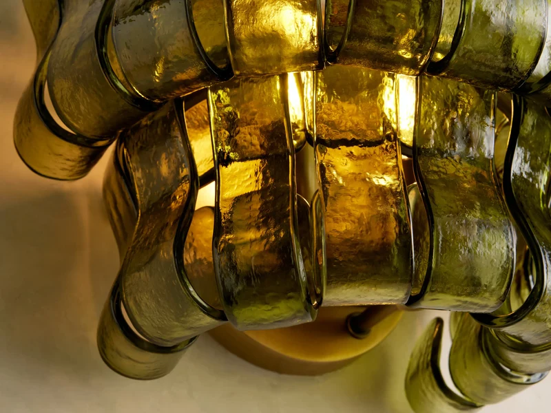 Wandlamp met Gebogen Getextureerd Glas en Messing Afwerking voor Sfeervol Licht in Woonkamer en Slaapkamer | Sansoti