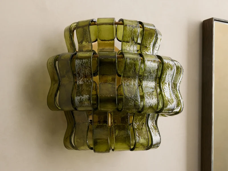 Wandlamp met Gebogen Getextureerd Glas en Messing Afwerking voor Sfeervol Licht in Woonkamer en Slaapkamer | Sansoti