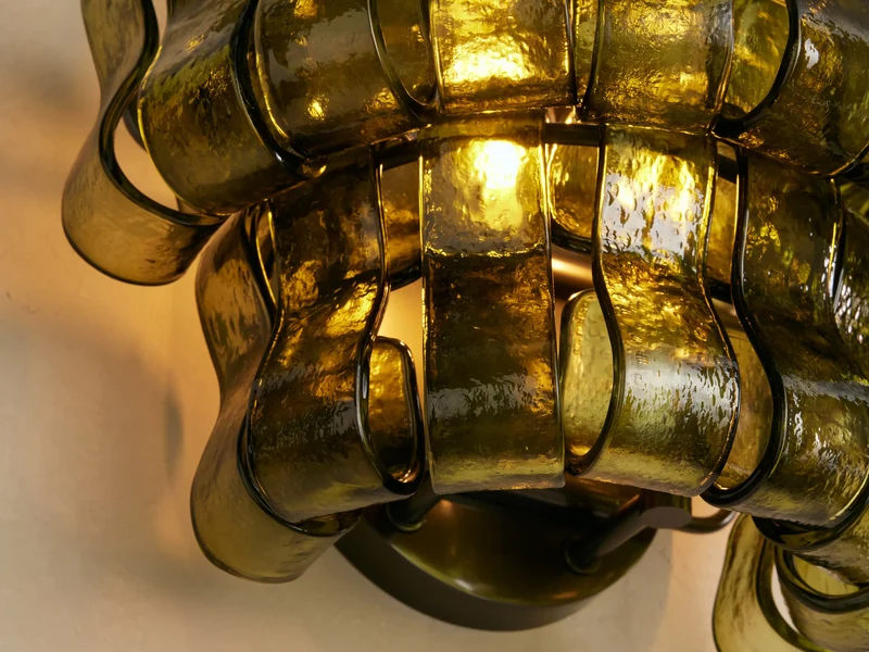 Wandlamp met Gebogen Getextureerd Glas en Messing Afwerking voor Sfeervol Licht in Woonkamer en Slaapkamer | Sansoti