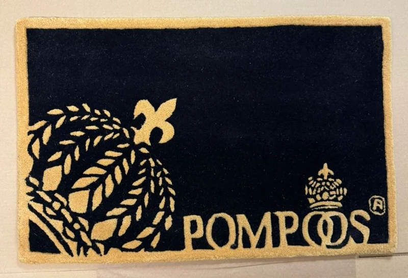 Casa Padrino Pompöös Designer Fußmatte Krone von Harald Glööckler Schwarz / Gold 80 x 50 cm
