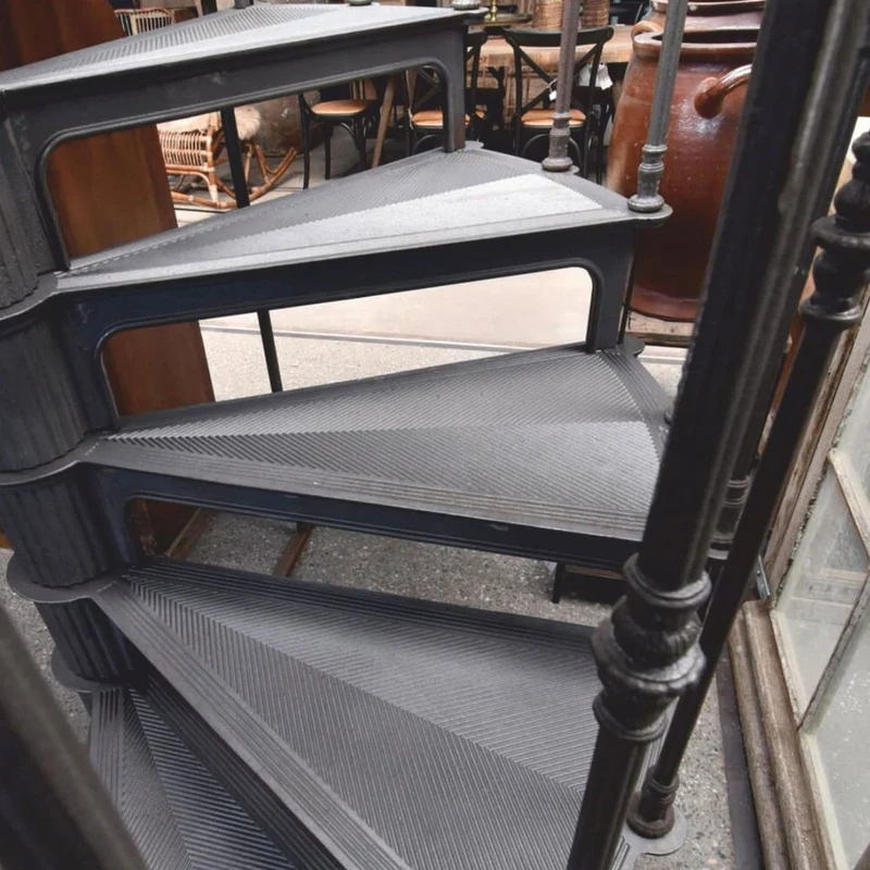 Casa Padrino Gusseisen Wendeltreppe mit Geländer rechte Seite Grau H. 289 cm - Rustikale Spiraltreppe