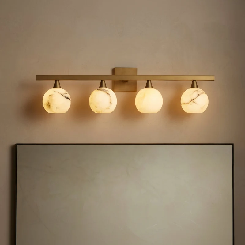 Wandlamp met Vier Albast Lampenkapjes en Messing Frame voor Sfeervolle Verlichting in Woonkamer of Slaapkamer | Sansoti