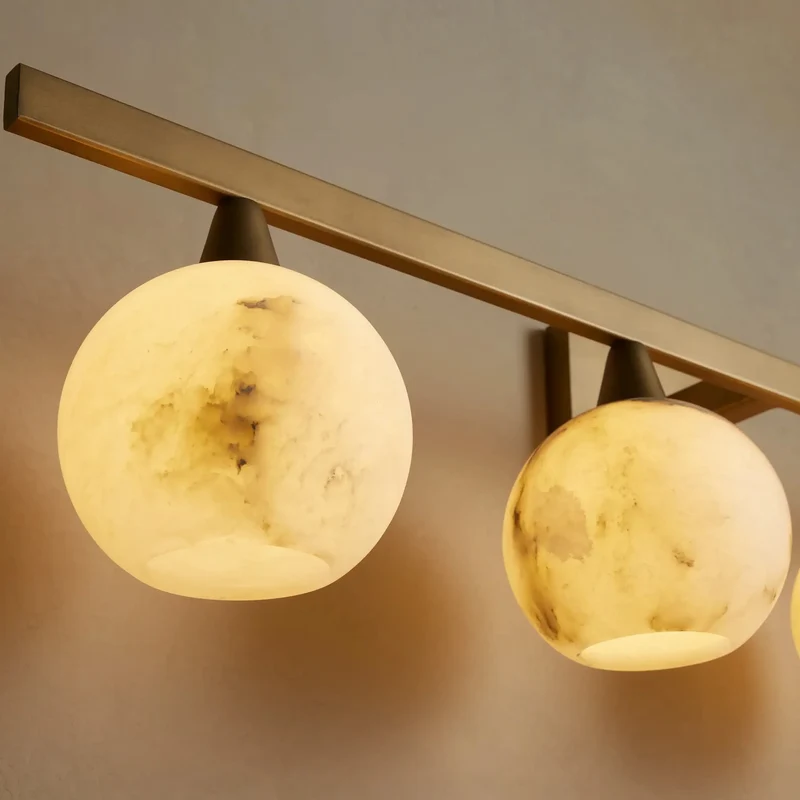 Wandlamp met Vier Albast Lampenkapjes en Messing Frame voor Sfeervolle Verlichting in Woonkamer of Slaapkamer | Sansoti