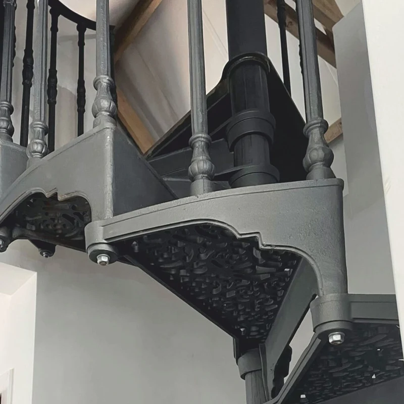 Casa Padrino Gusseisen Wendeltreppe mit Geländer linke Seite Grau H. 302 cm - Rustikale Spiraltreppe