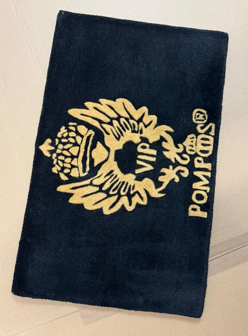 Casa Padrino Luxus Fußmatte VIP Krone von Harald Glööckler in Schwarz / Gold 80 x 50 cm
