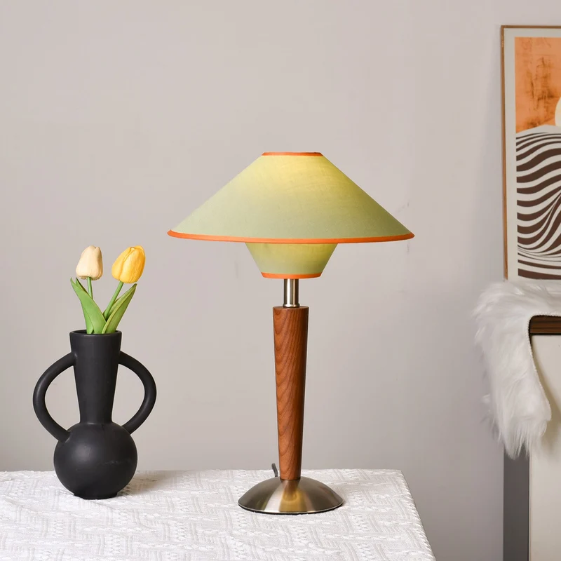 Houten Tafellamp met Stoffen Kap – Walnoot of Nikkel – Warm Modern Design – E26/E27 – Plug-in met Schakelaar | Sansoti