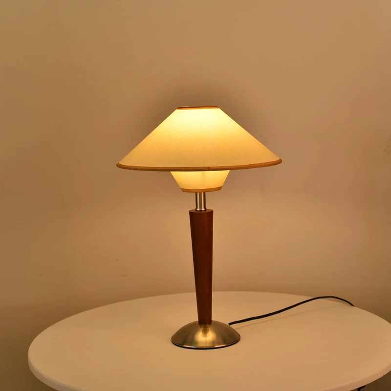 Houten Tafellamp met Stoffen Kap – Walnoot of Nikkel – Warm Modern Design – E26/E27 – Plug-in met Schakelaar | Sansoti