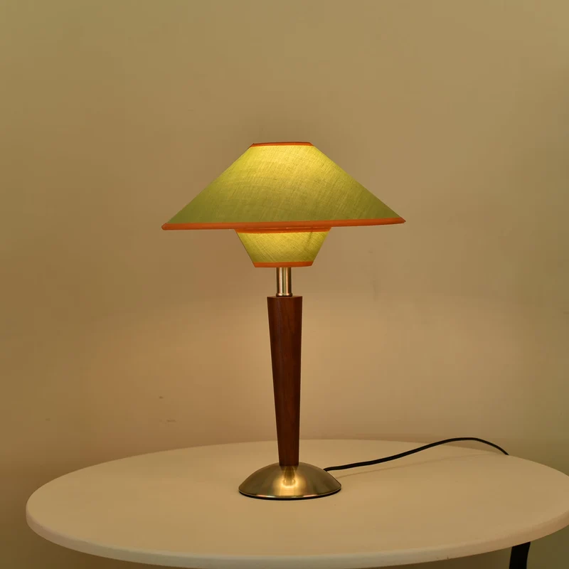 Houten Tafellamp met Stoffen Kap – Walnoot of Nikkel – Warm Modern Design – E26/E27 – Plug-in met Schakelaar | Sansoti
