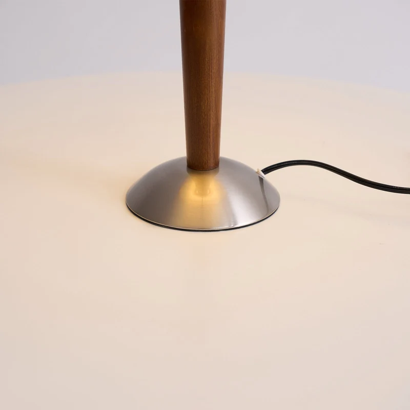 Houten Tafellamp met Stoffen Kap – Walnoot of Nikkel – Warm Modern Design – E26/E27 – Plug-in met Schakelaar | Sansoti