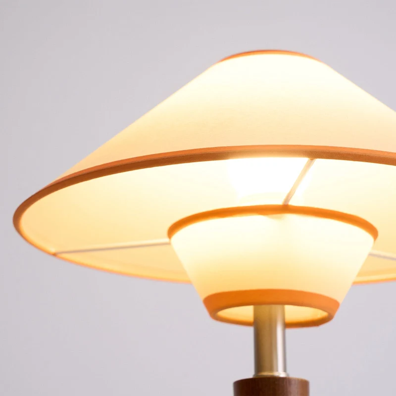 Houten Tafellamp met Stoffen Kap – Walnoot of Nikkel – Warm Modern Design – E26/E27 – Plug-in met Schakelaar | Sansoti