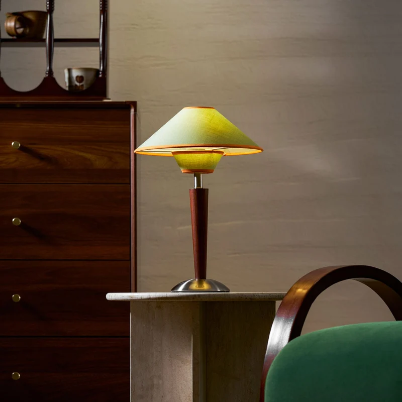 Houten Tafellamp met Stoffen Kap – Walnoot of Nikkel – Warm Modern Design – E26/E27 – Plug-in met Schakelaar | Sansoti