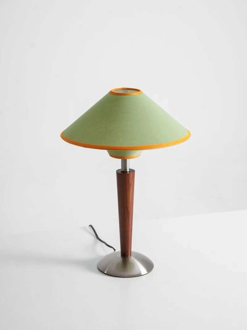 Houten Tafellamp met Stoffen Kap – Walnoot of Nikkel – Warm Modern Design – E26/E27 – Plug-in met Schakelaar | Sansoti