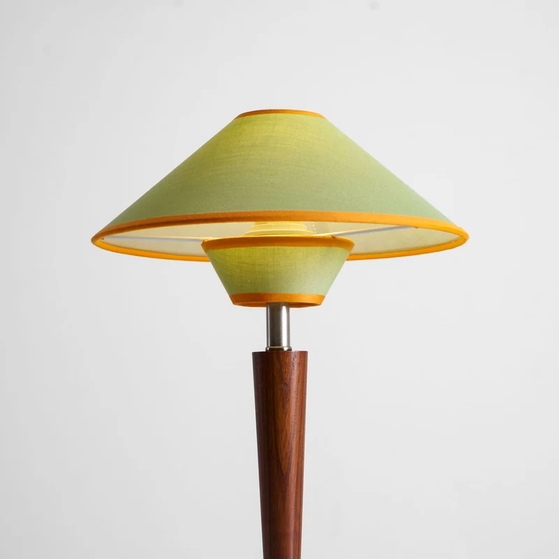 Houten Tafellamp met Stoffen Kap – Walnoot of Nikkel – Warm Modern Design – E26/E27 – Plug-in met Schakelaar | Sansoti