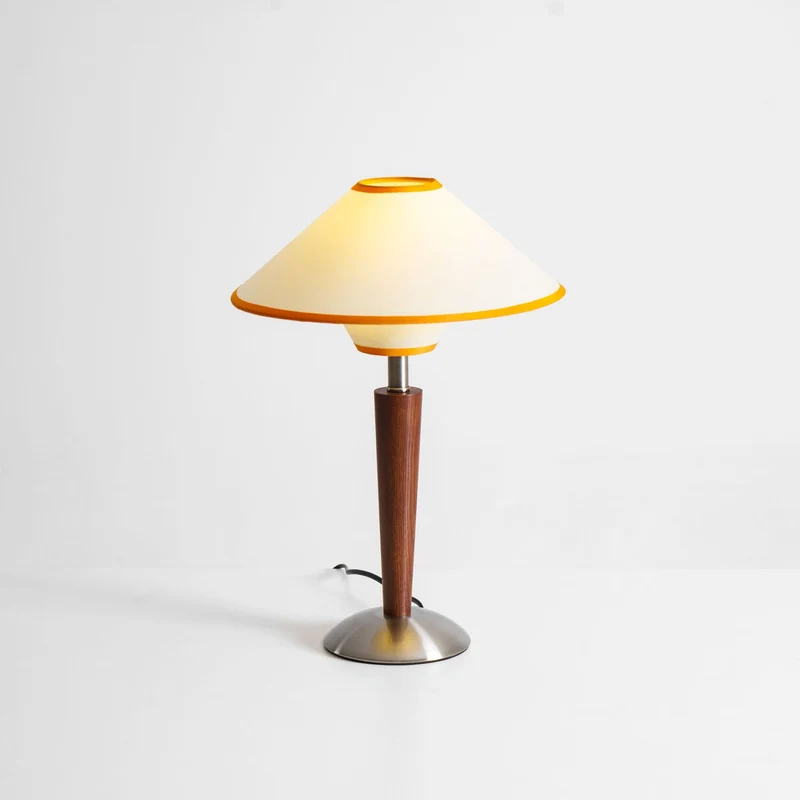 Houten Tafellamp met Stoffen Kap – Walnoot of Nikkel – Warm Modern Design – E26/E27 – Plug-in met Schakelaar | Sansoti