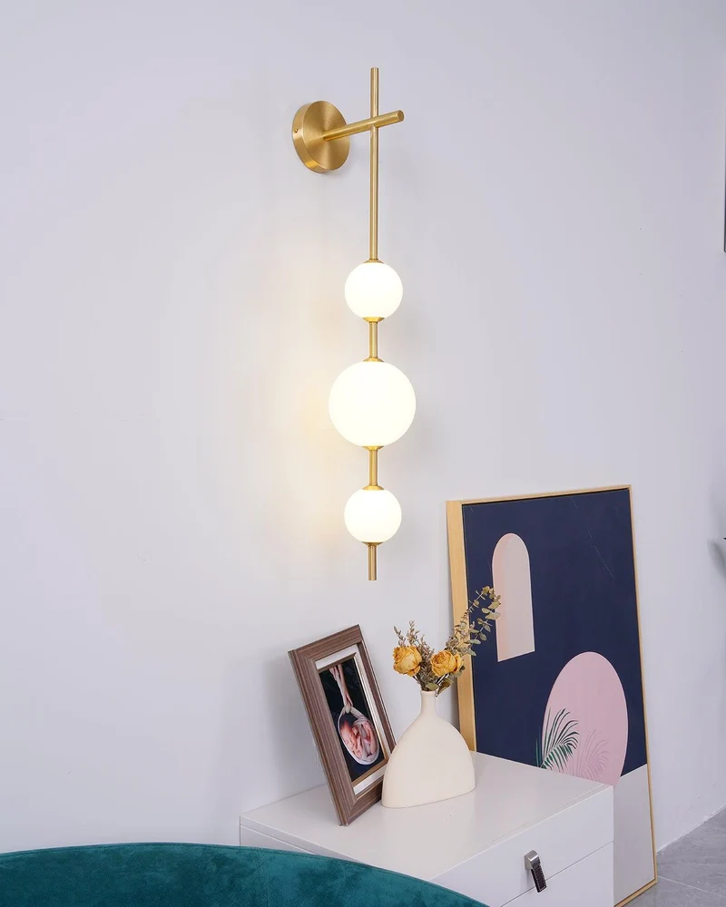 Verticale Glazen Bol Wandlamp – Moderne Wandverlichting met Gestapelde Bollen – Messing, Zwart of Nikkel – 3 Afmetingen | Sansoti