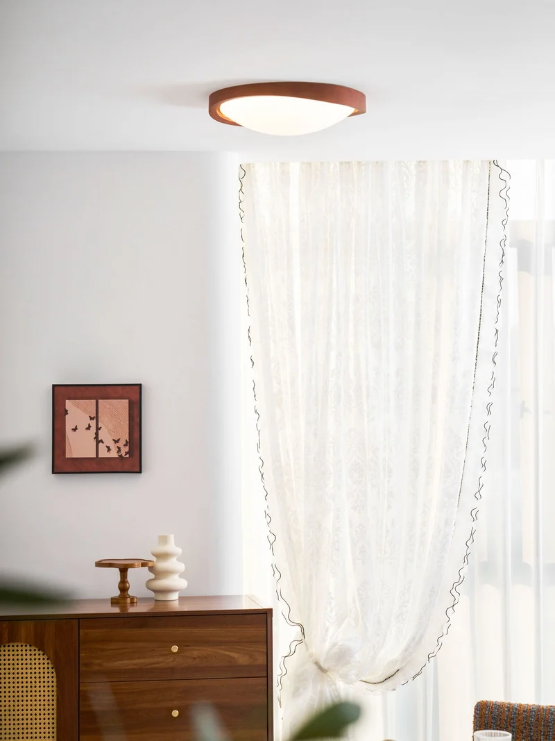 Houten Plafondlamp met Gebogen Rand – Scandinavisch Design met Walnoot Afwerking & Warme Verlichting voor Woonkamer Slaapkamer | Sansoti