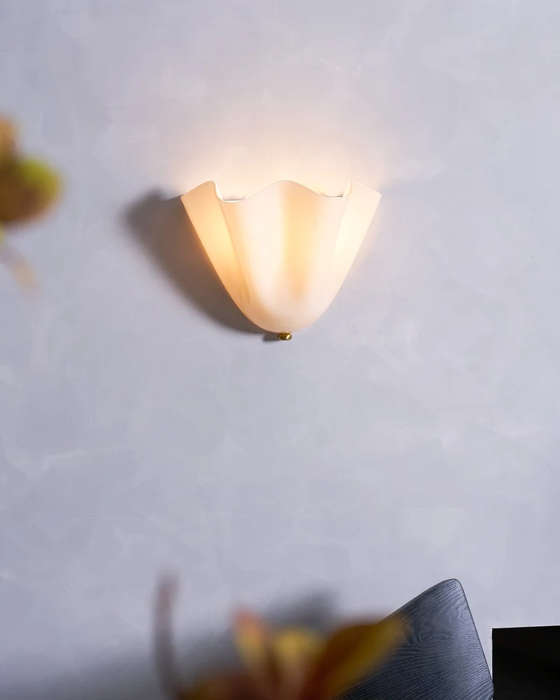 Petalia Wandlamp — Sculptural Petal-Geïnspireerde Glazen Wandverlichting met G9 Fitting en Hardwired Installatie (28 × 25 × 13 cm) | Sansoti