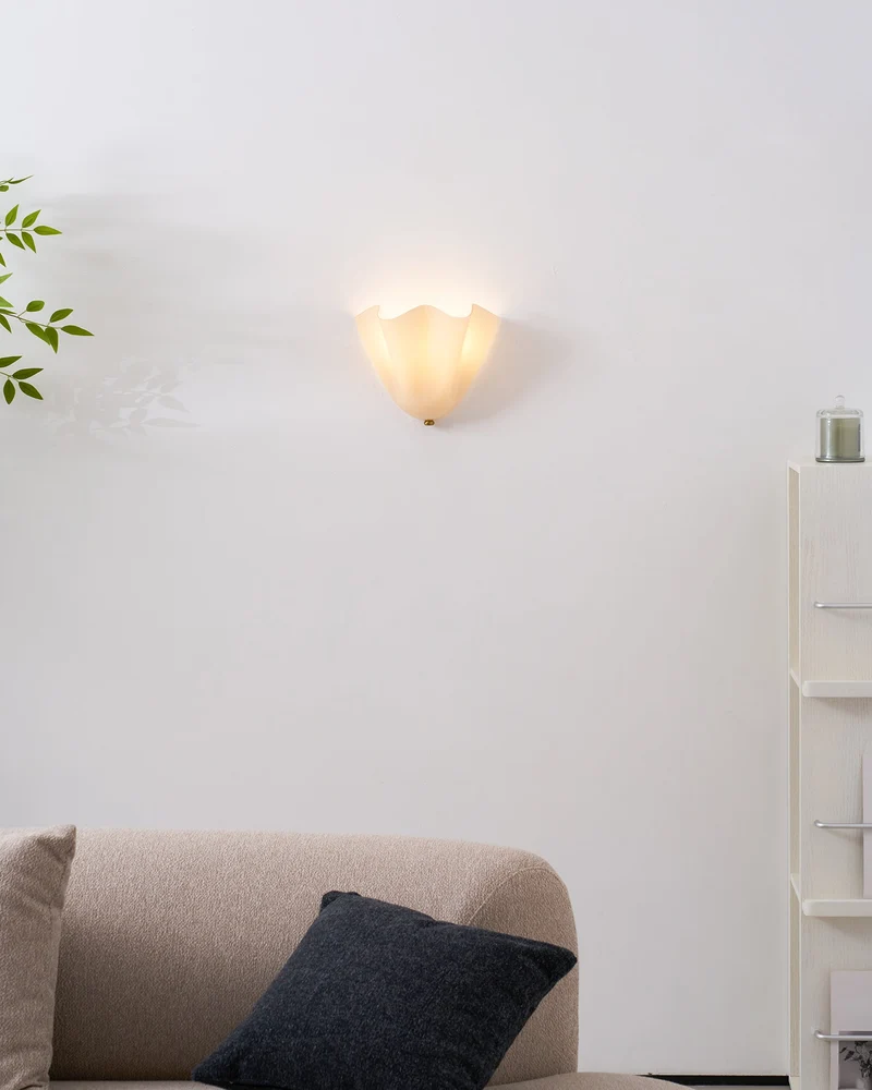 Petalia Wandlamp — Sculptural Petal-Geïnspireerde Glazen Wandverlichting met G9 Fitting en Hardwired Installatie (28 × 25 × 13 cm) | Sansoti