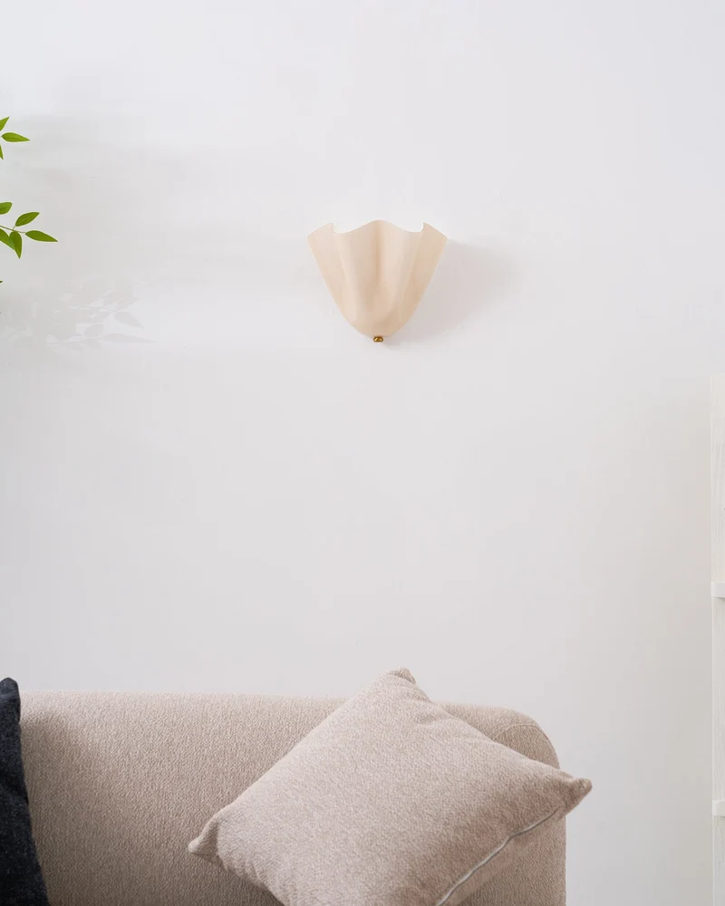 Petalia Wandlamp — Sculptural Petal-Geïnspireerde Glazen Wandverlichting met G9 Fitting en Hardwired Installatie (28 × 25 × 13 cm) | Sansoti