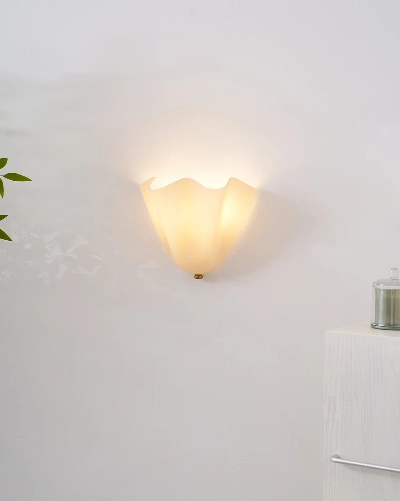 Petalia Wandlamp — Sculptural Petal-Geïnspireerde Glazen Wandverlichting met G9 Fitting en Hardwired Installatie (28 × 25 × 13 cm) | Sansoti