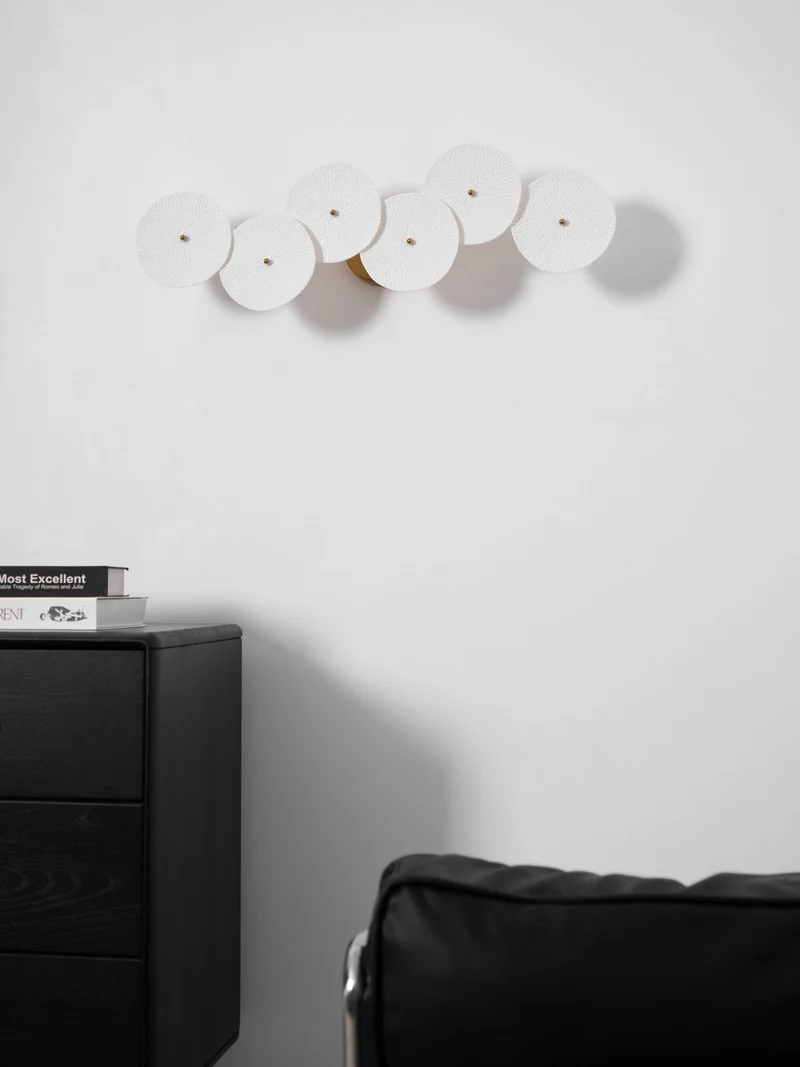 Keramische Lotusbloem Wandlamp met Gouden Armatuur – Cascade Lichteffect voor Stijlvolle Verlichting | Sansoti