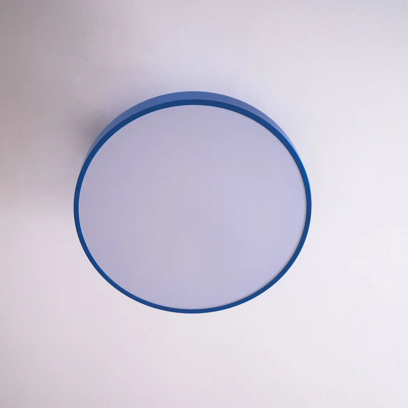 Isla Plafondlamp — Ronde Flush-Mount LED Plafonnière met Zwart Metalen Armatuur en Witte Diffuser | Ideaal voor Eetkamers, Kantoren en Moderne Interieurs | Verkrijgbaar in Zes Kleuren | Sansoti