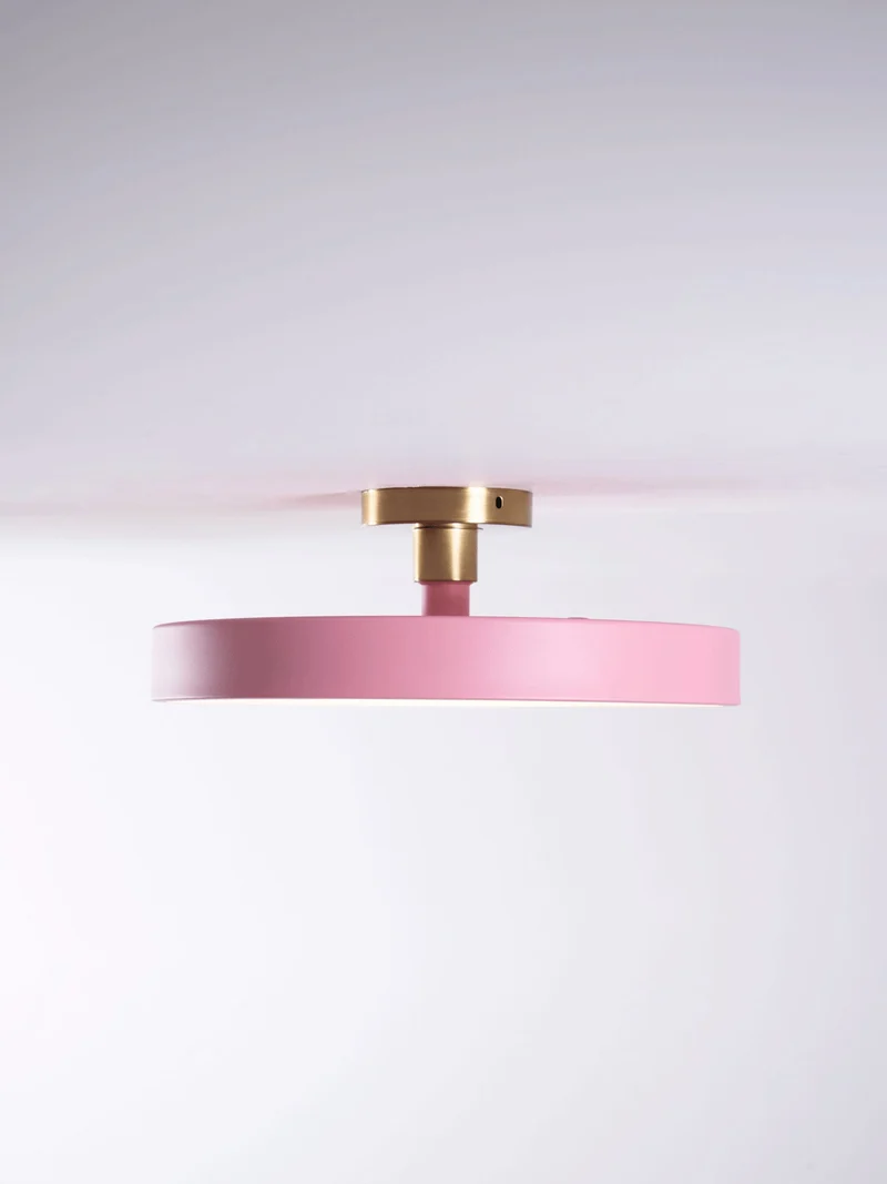 Isla Plafondlamp — Ronde Flush-Mount LED Plafonnière met Zwart Metalen Armatuur en Witte Diffuser | Ideaal voor Eetkamers, Kantoren en Moderne Interieurs | Verkrijgbaar in Zes Kleuren | Sansoti